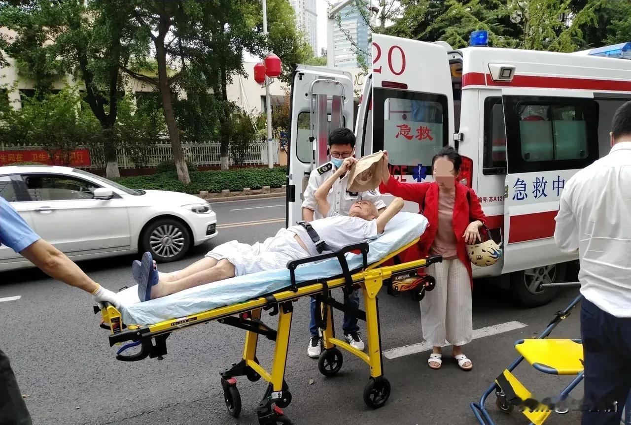 江西上饶，一男子腹部剧痛，家人赶紧叫来120急救车，要求将其送到人民医院！可12