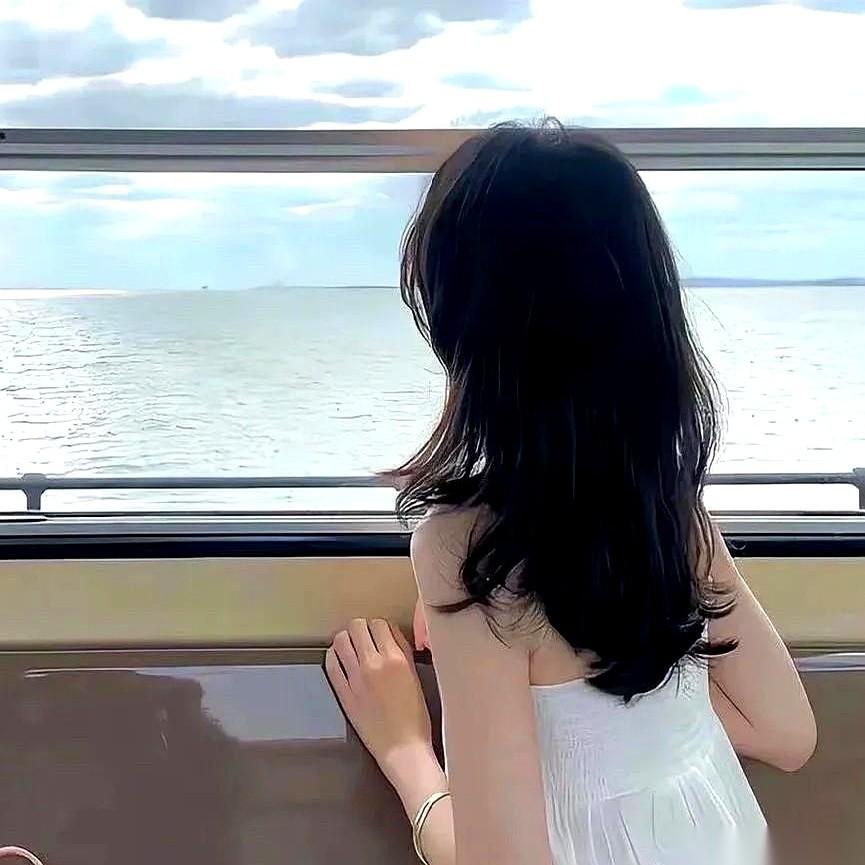 有些女人，分一次手就像扒层皮。
但真有这么一种女人，分手后，男人不仅没盼到她哭哭