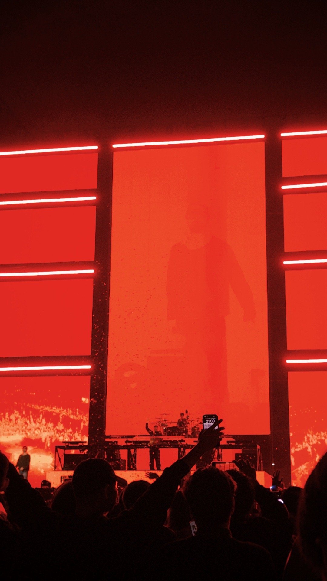 杭州的雨为烟鬼卡点了 这是什么神仙缘分！杭州烟鬼演唱会前大雨不停，开场雨就秒停，