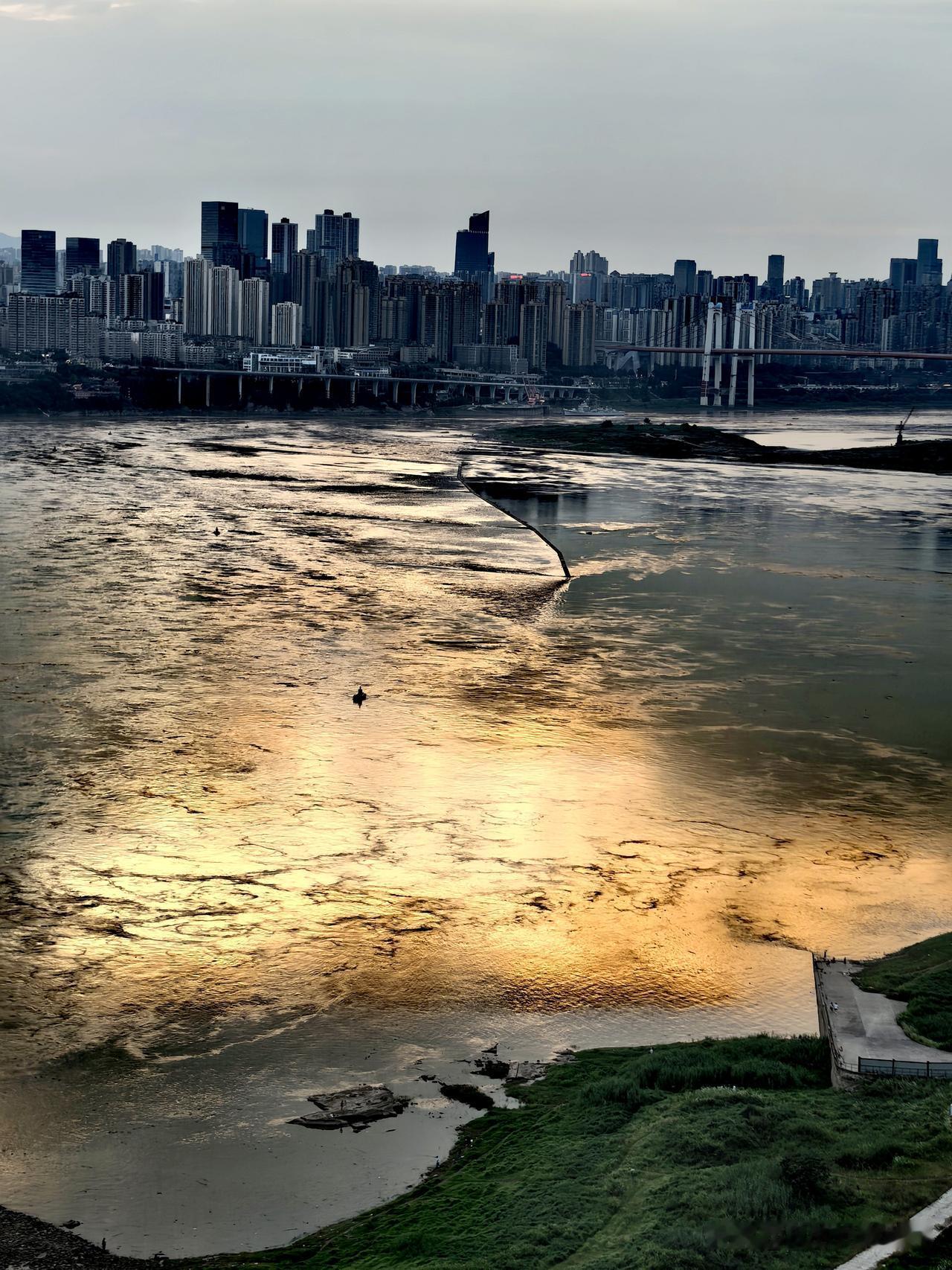 夕阳下的城市天际线，波光粼粼的江面，静谧而美丽。5月26日傍晚我在窗边探头一看有