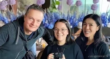 原来情况是这样的！
苏芒心甘情愿为法国家人做饭，不是她双标或“倒贴”。真实原因是