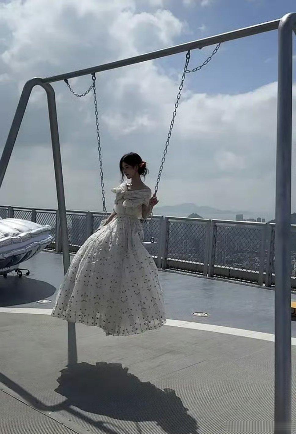 鞠婧祎这秋千还得用上梯子吧 ​​​