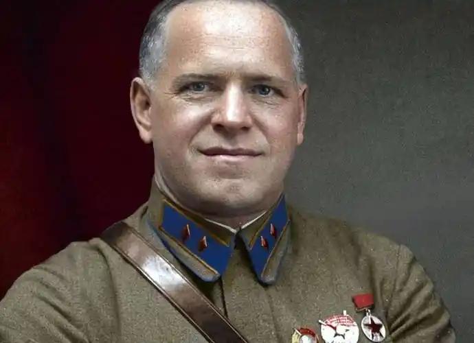 1946年，斯大林把朱可夫贬去当敖德萨军区司令员，从最高副统帅到一个二级军区司令