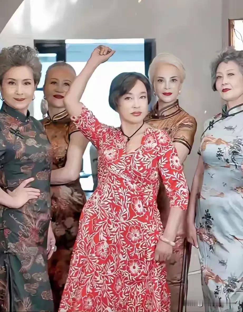 霸气刘晓庆，万绿丛中一点红，可细观，其他人各个气质容貌不让，刘有点晕色了。