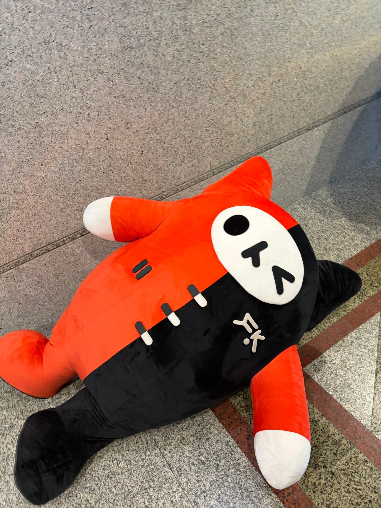 FirstKhaotung  哈哈哈哈哈哈哈哈哈mu怎么直接躺地上了😆（小猫等