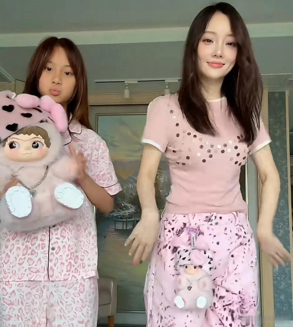 甜馨亚裔妆 甜馨貌似真的很偏爱个性亚裔风格妆容，一改童年可爱模样，妆容精致氛围感