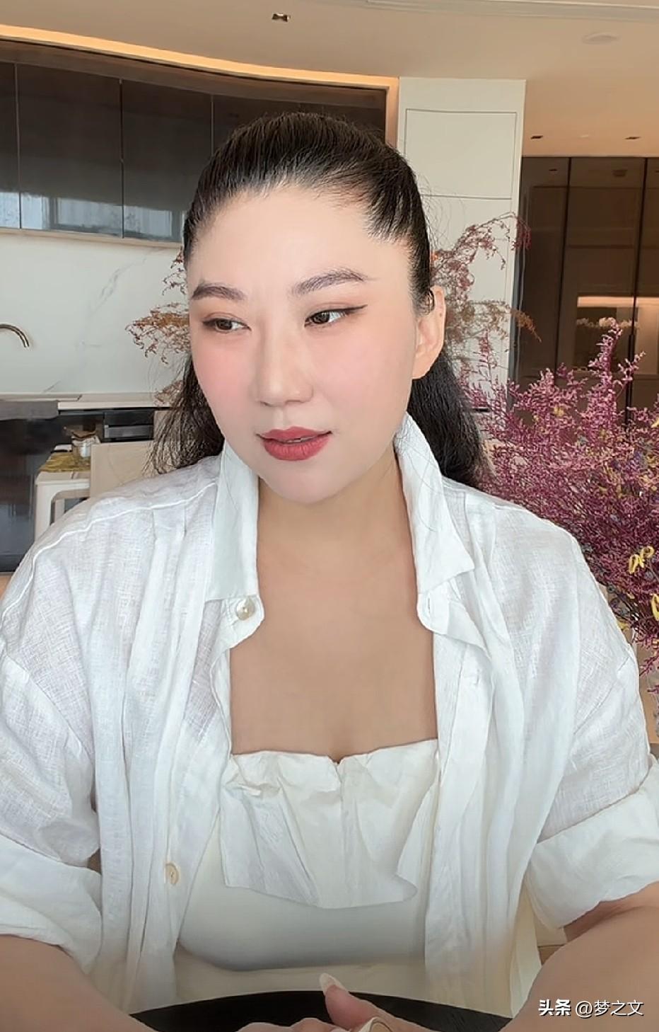 四哥曾经喜欢的女人应该不会差，两个人相亲相爱十几年，相互照顾，也没有年龄差距有代