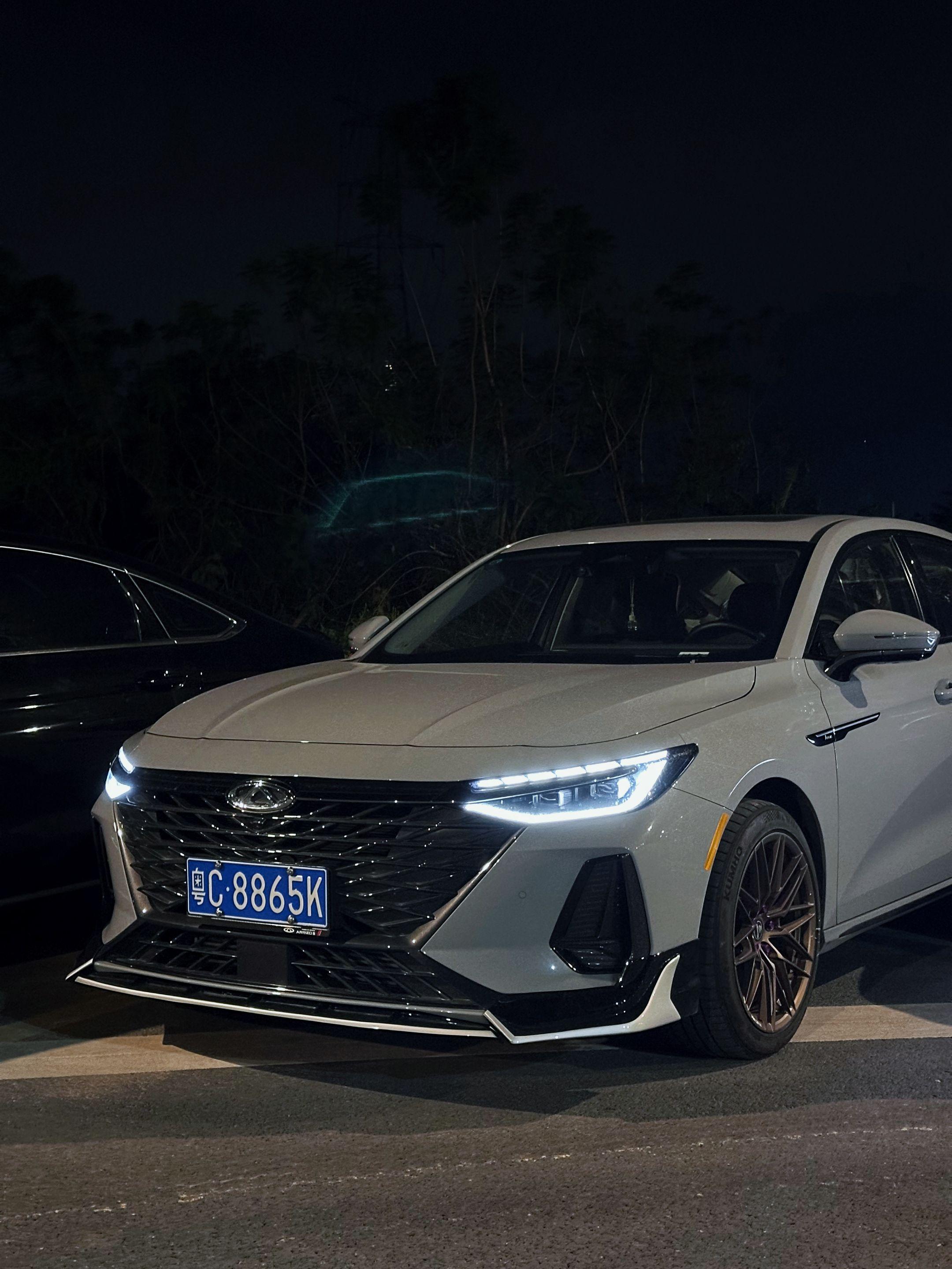 花有重开日，人无再少年，很幸运我们开上艾瑞泽8的时候在意气风发的二十岁！