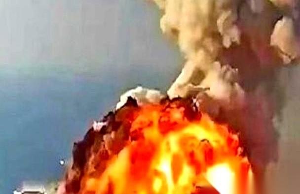 一桌人正假模假样地谈着“和平”，桌子直接被人从底下给掀了。
所有人都干懵了。
前