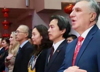 乌克兰独立后，大量科学家被中国“接纳”。而这些科学家来到中国后，不少人第一个要求