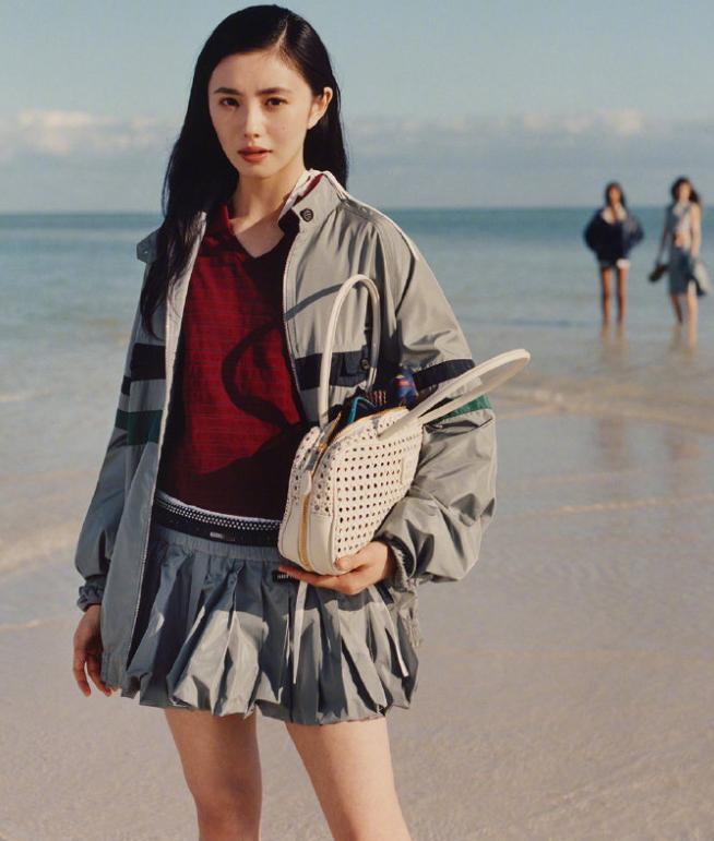 刘浩存这组海边大片，真的把 miumiu 的精髓焊死在身上了。

清透松弛的富家