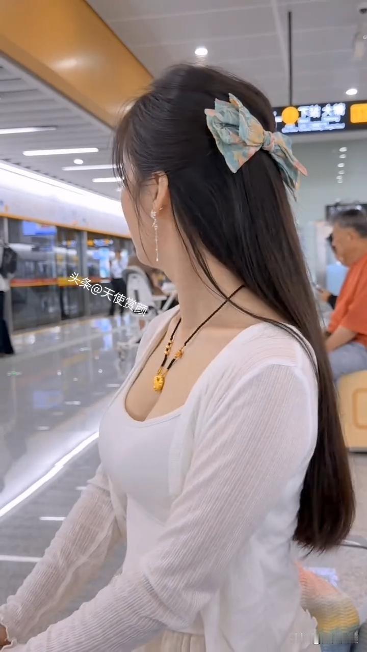 地铁站偶遇非常漂亮的美女，找女朋友就得找这样的，清新脱俗的感觉。你心中的美女啥模