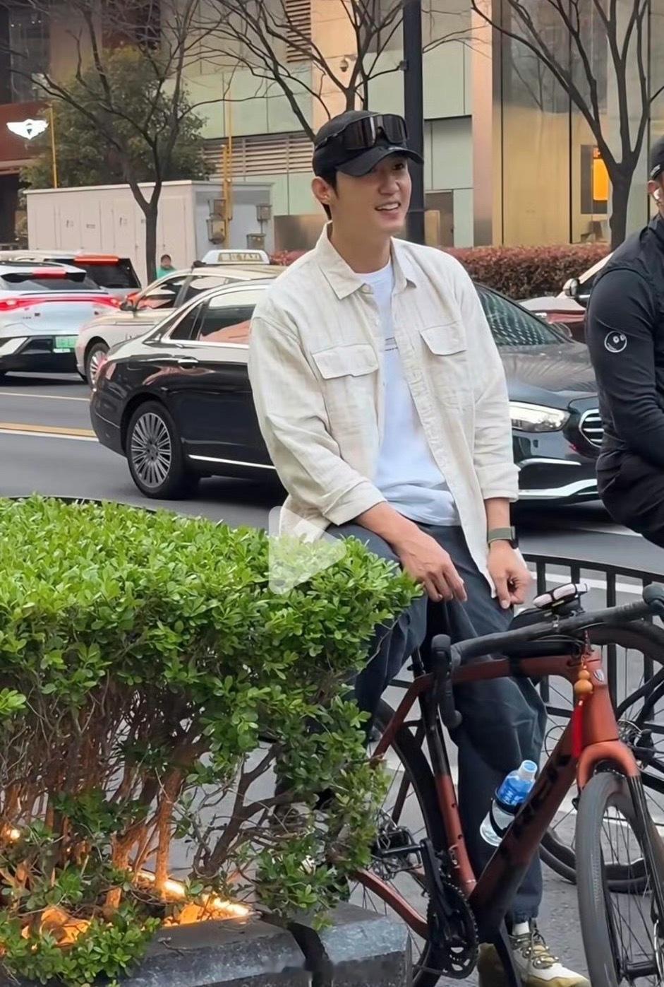 黄景瑜骑10万自行车，比很多男明星开豪车顺眼多了。不是因为便宜，是因为他看起来真