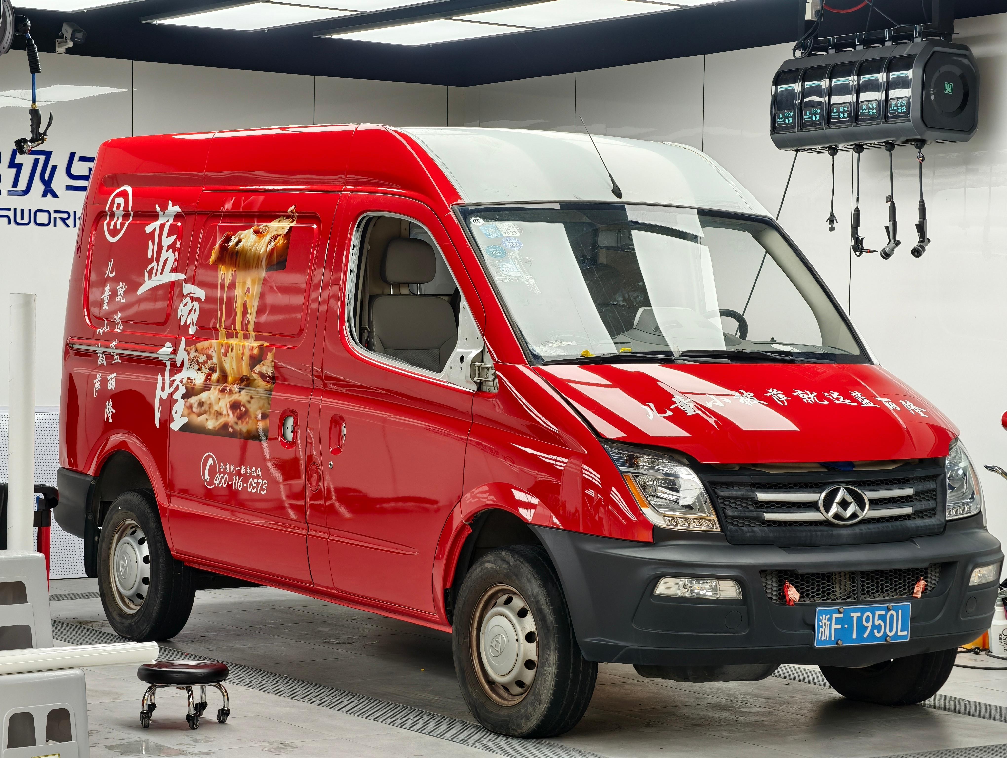 厢式货车也来施工，这可是大家伙，对比之下隔壁L7就显得小了一号。  