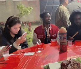 农村酒席上，惊现多名外籍人士在吃席。没想到啊，现在国际化已经到这种程度了[笑哭]