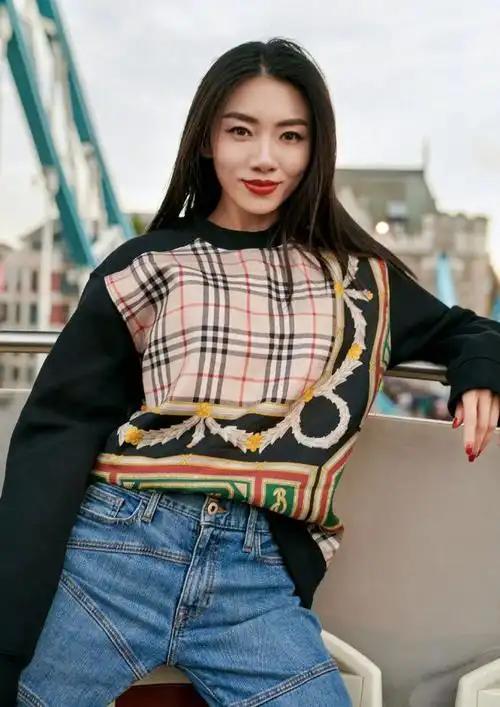 近日，刚出月子的博主程晓玥被拍到带一双儿女逛街，低调出行的画面满是生活暖意，引发