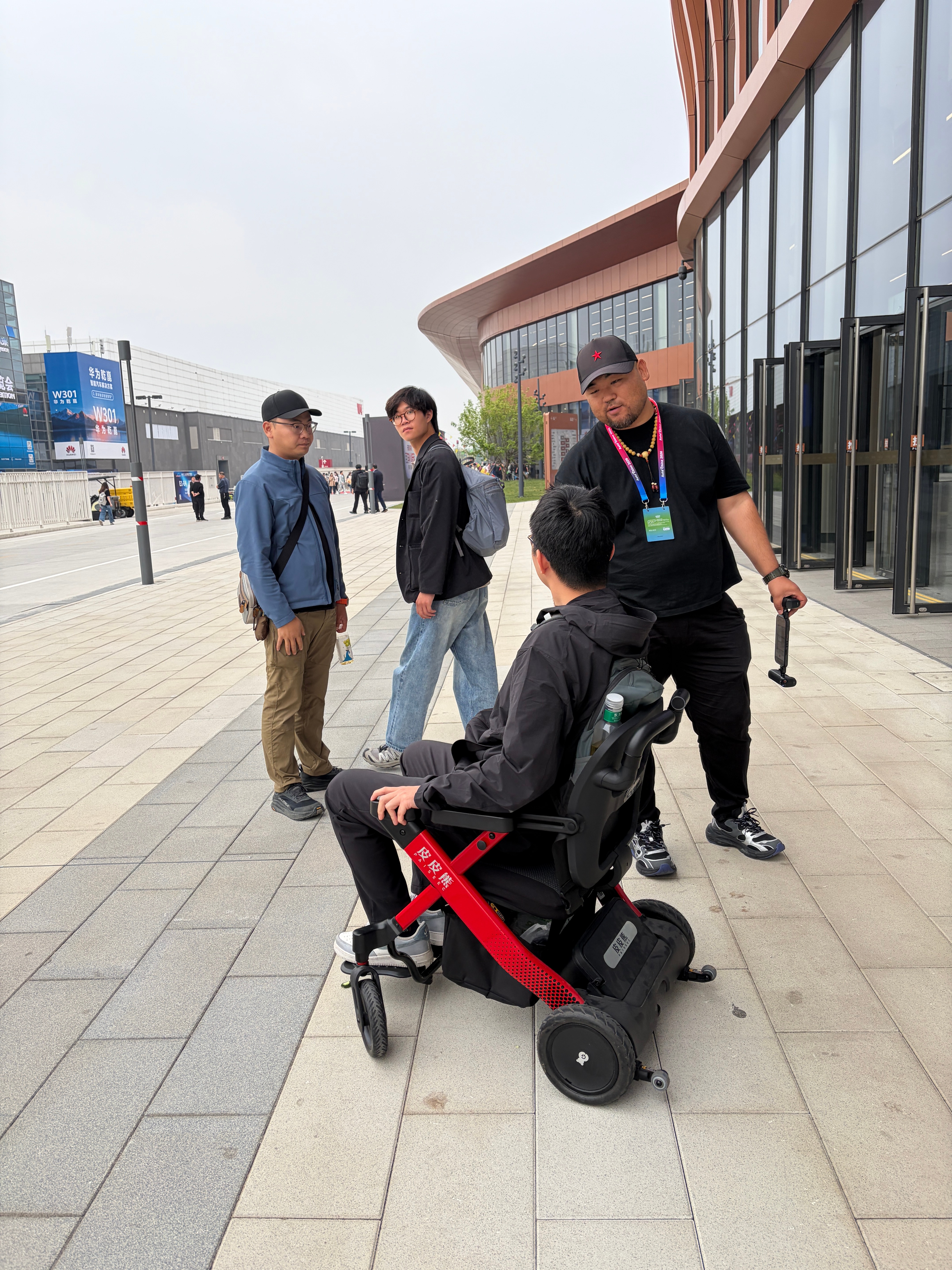 我的后期老师最近腿伤了制片大哥为他准备了“皮皮熊”电动轮椅2026北京车展 王牌