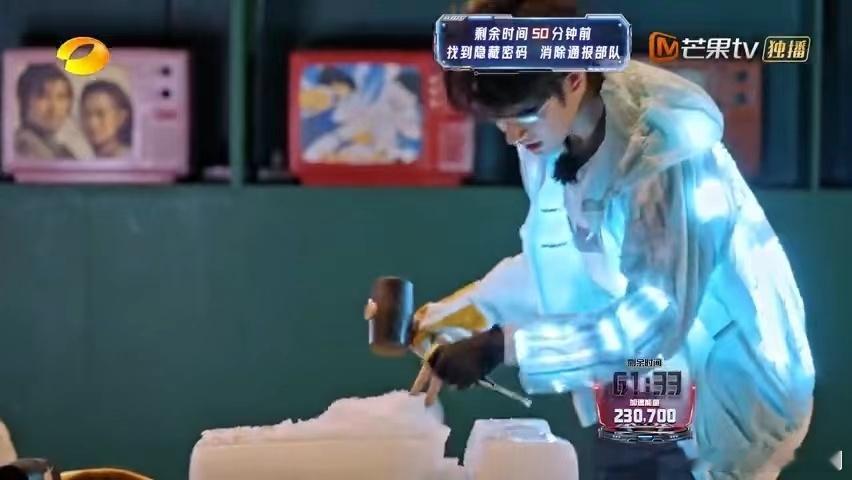 张极凿冰凿出残影 抡锤快到出残影！凿冰不手软，动作利落带影，实干劲儿藏不住～ ​