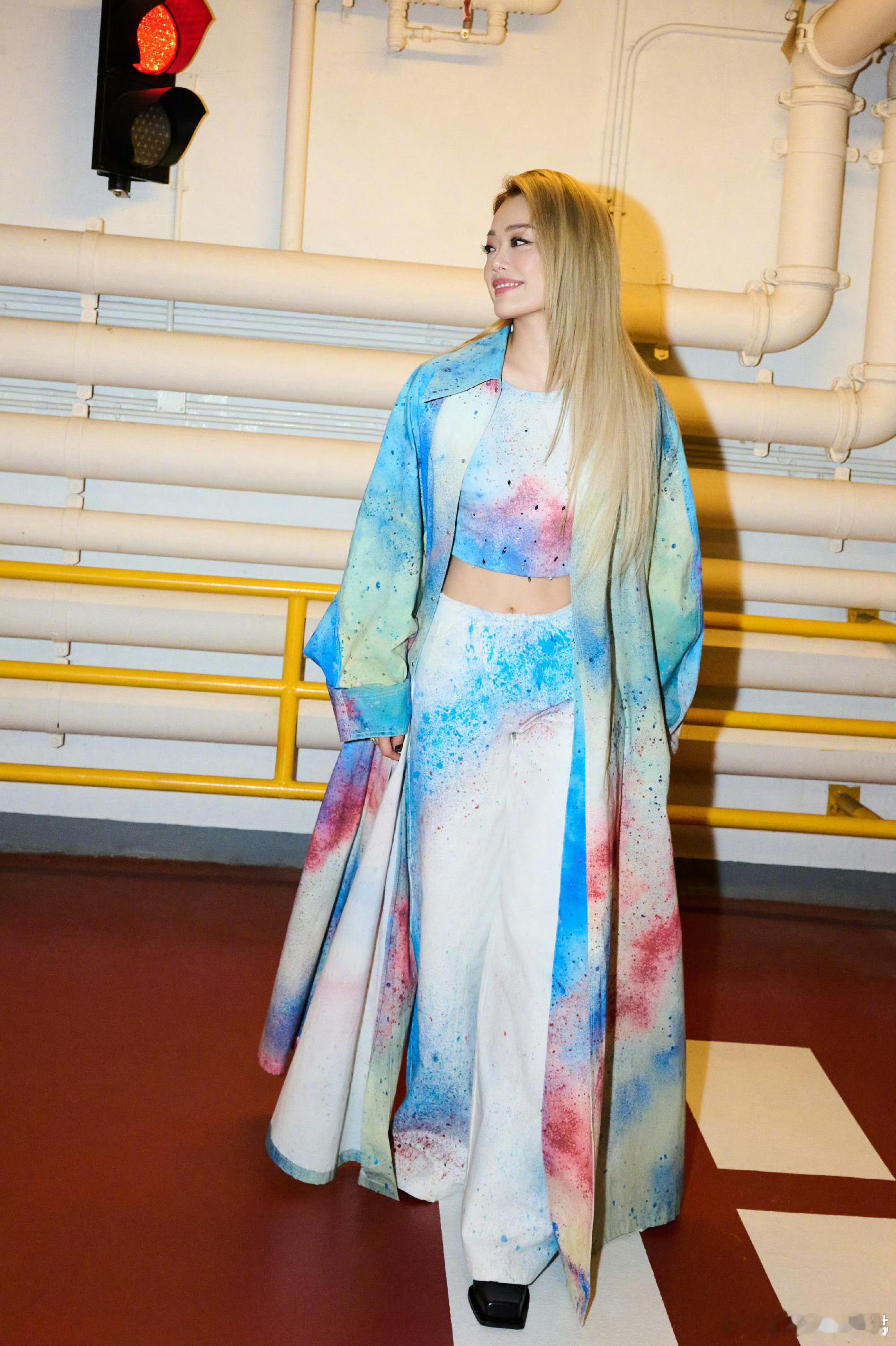 容祖儿说自己怎么那么会唱 容祖儿真的太有梗了！在探班视频里听自己的歌听到沉醉，还