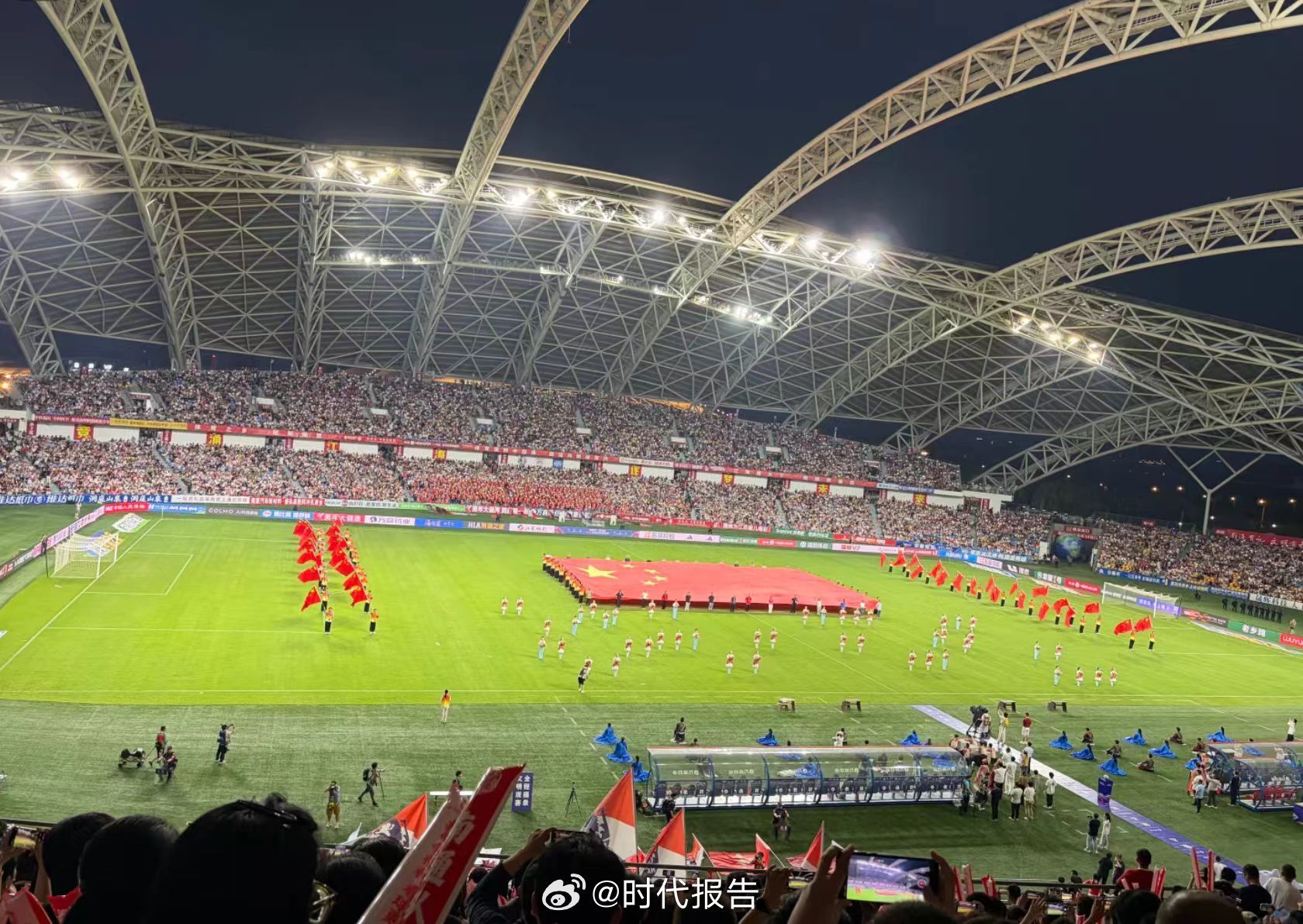 苏超泰州超大tifo夯爆了苏超泰州主场这巨型tifo直接震撼全场，凤凰画面搭配专