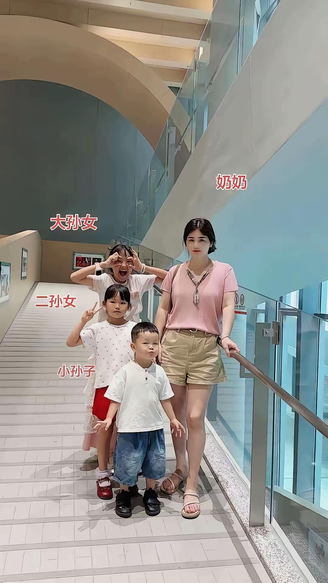 这么年轻就当奶奶了，最少也是四世同堂[笑哭][笑哭]