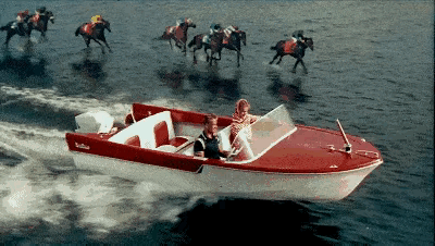 不可能，绝对不可能！马儿就是跑趴下去了，也跑不过快艇啊。