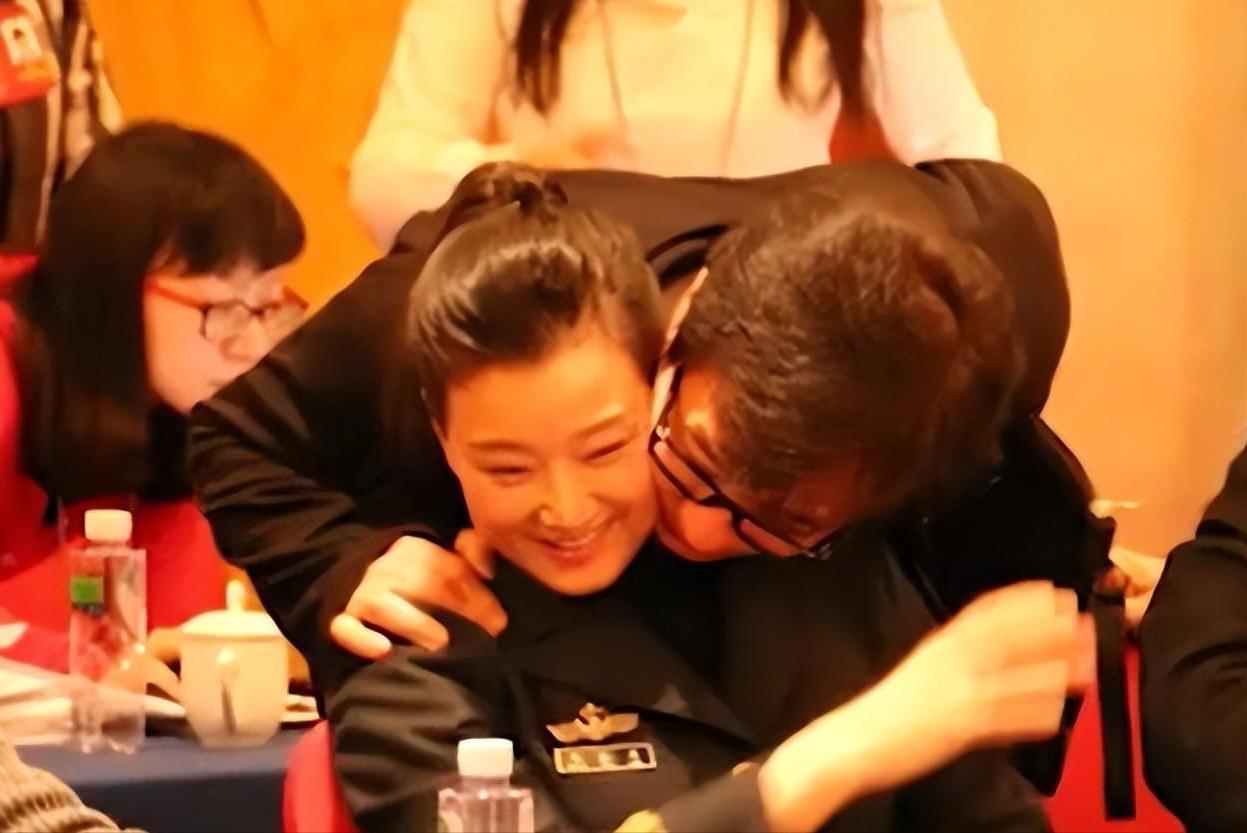 成龙大哥总是这样，对美女很热情。