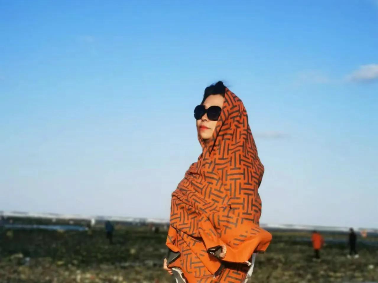 五绝·霜降闲吟
芳芳


🍂
霜袭又侵凉，
深闺忙换装。
当街人觉瘦，
望雁已