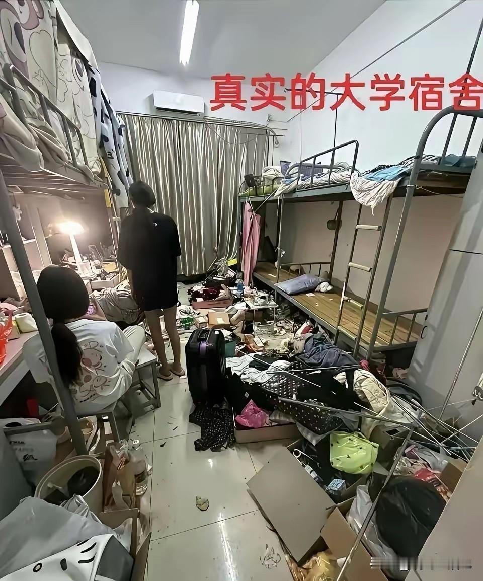 大学宿舍不可能这么差吧，看着像工厂宿舍。