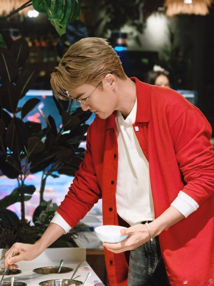 吴克群人民日报撰文吴克群以文明志，直言流量是信任更是责任，躬身泥土助农纾困，把公