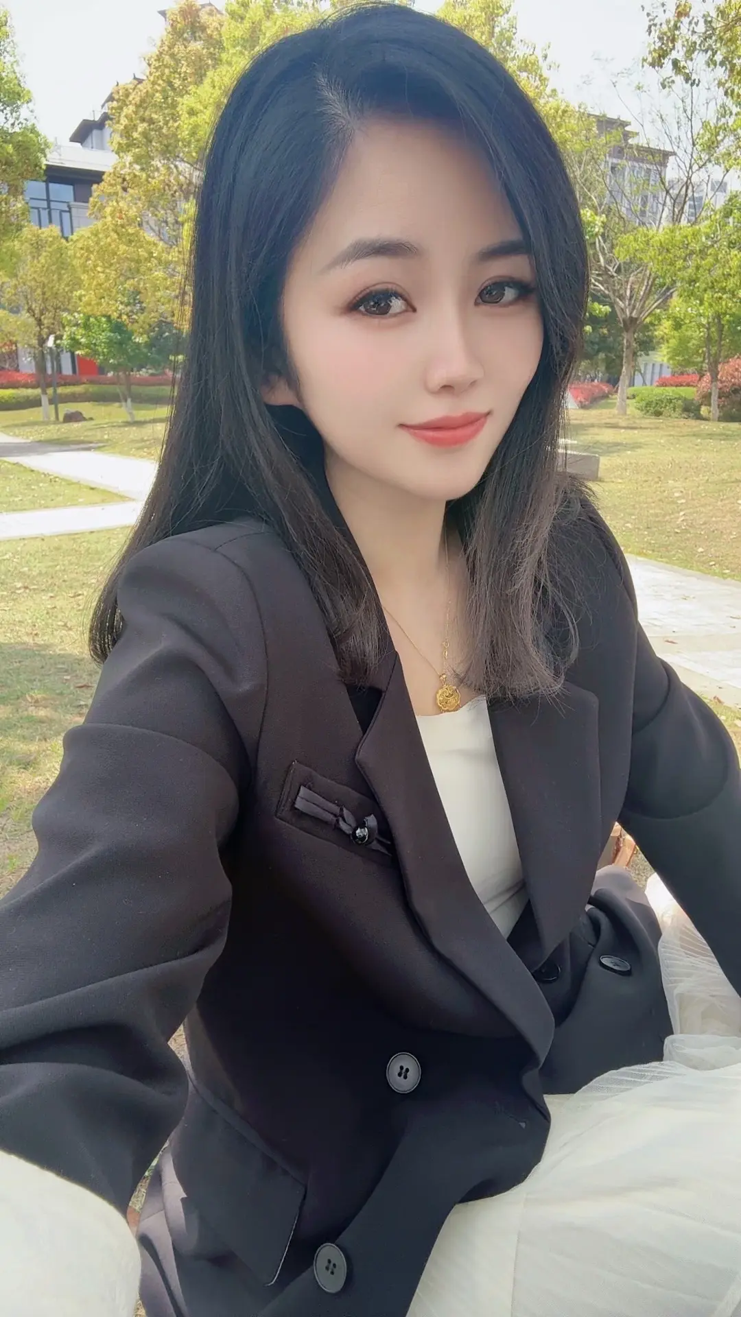 哪有什么年纪轻轻就成熟稳重  都是吃过的苦 受过的教训多罢了