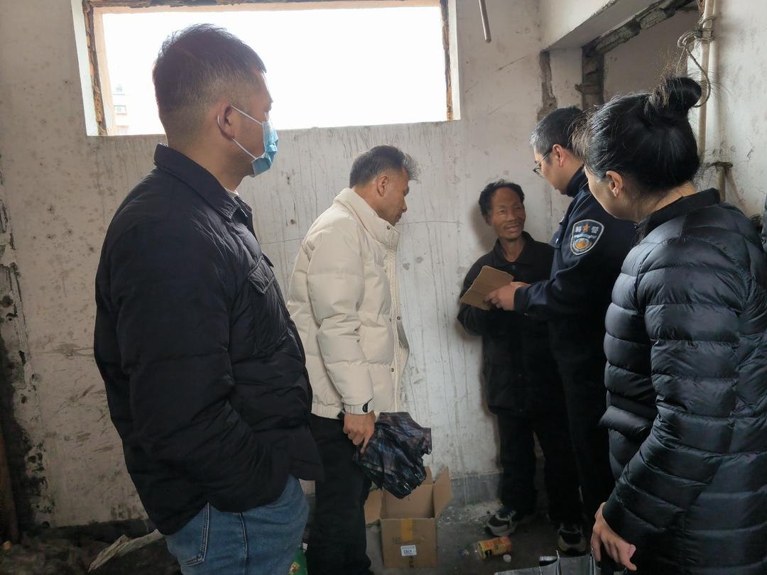 宁波北仑暖心救助让流浪者不再流浪宁波[超话] 春日暖人心，网格有大爱！3 月 5