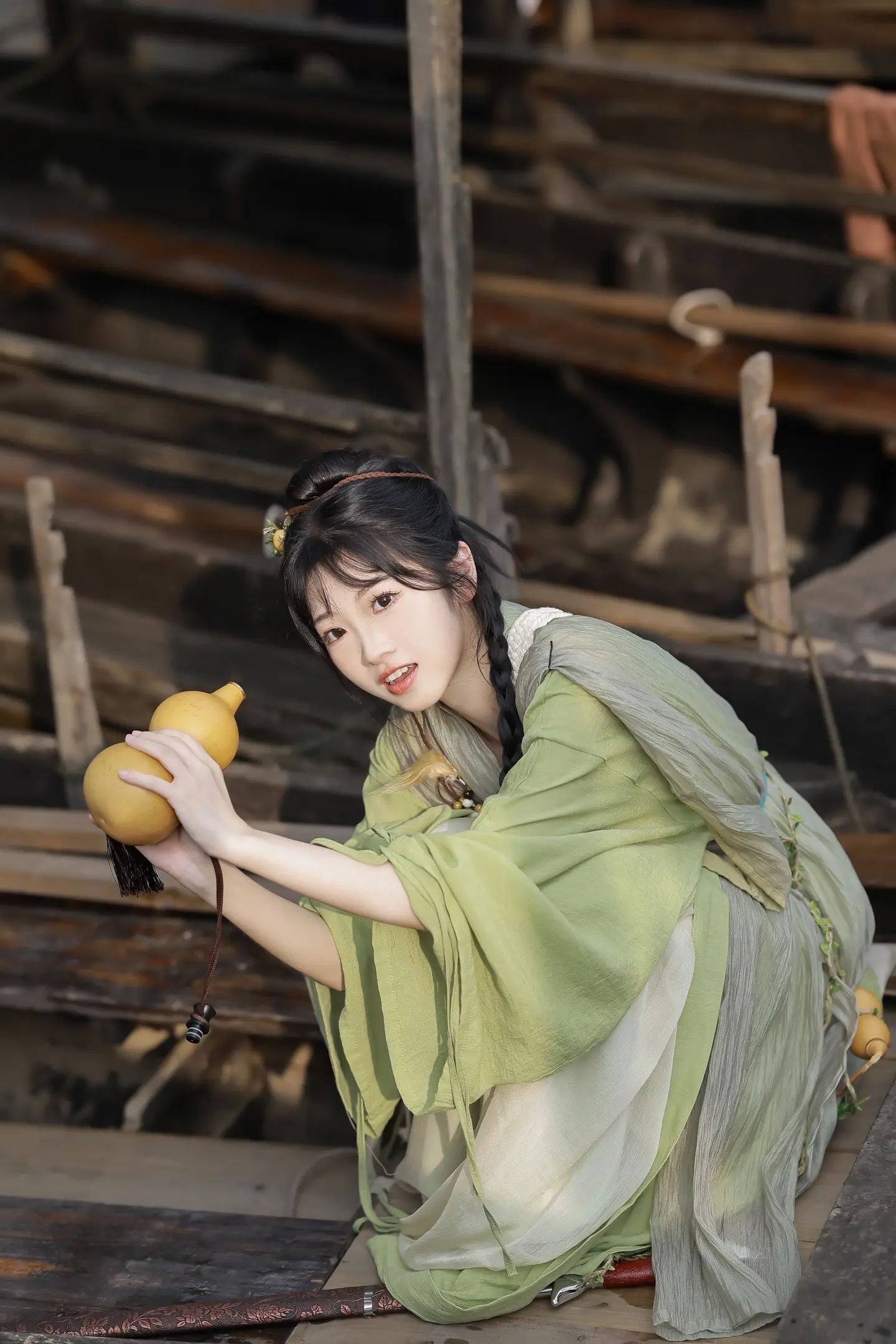 “小师妹 闯荡江湖可不是好玩的”“我可是师傅一手带大的 江湖而已 本姑娘去玩一场”