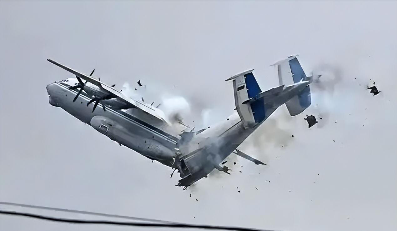 美军这次真是弱爆了！
 
一架价值连城的预警机，还没来得及起飞，就被当场炸成两截