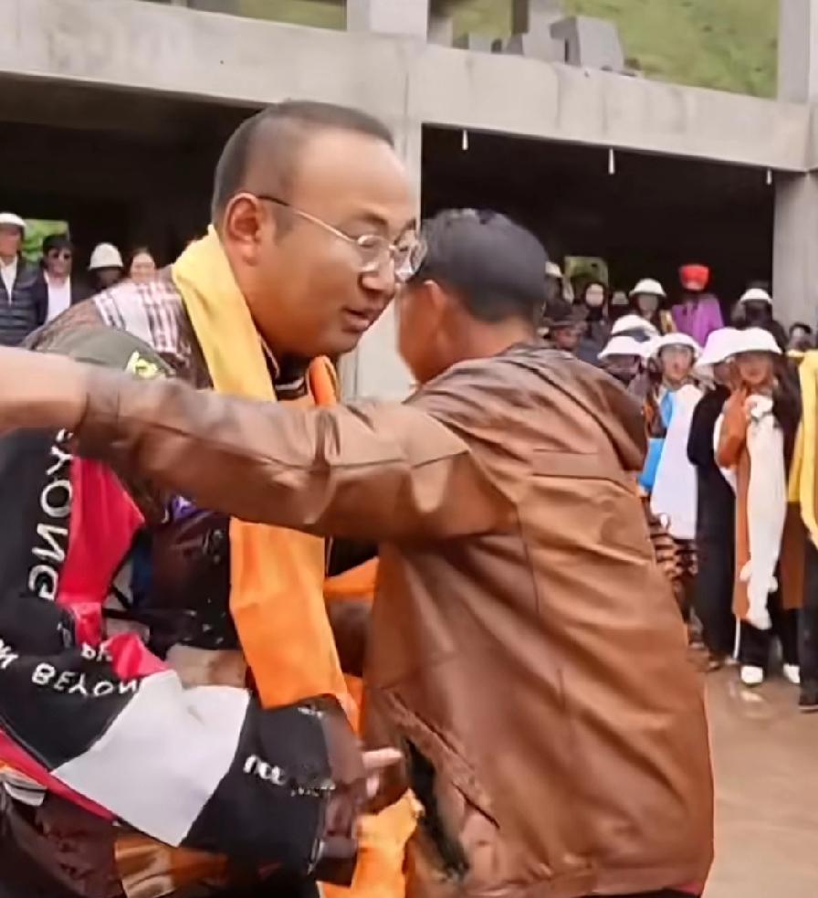 现在当官的能够穿上一件百姓自发制作的“百衲衣”这含金量是真的高。

驻村书记任期