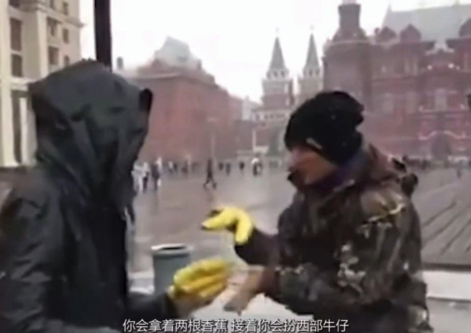 小时候的霆锋便如此崇拜父亲，回忆小时候谢贤怎么逗他笑，看得出谢霆锋很爱他爸爸💕