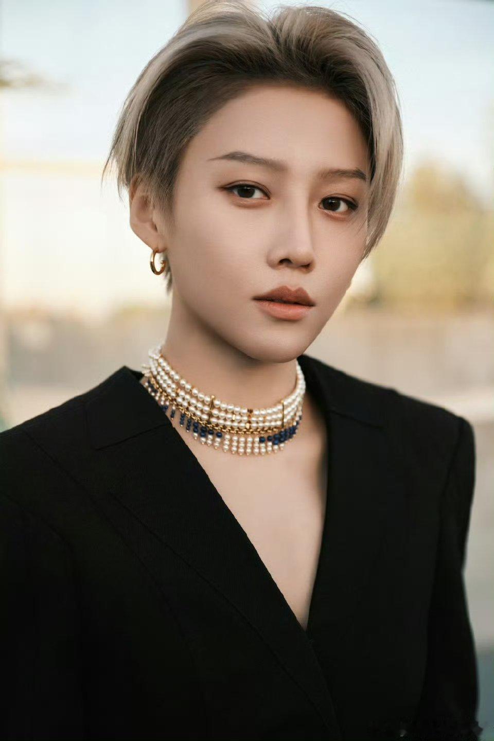 刘雨昕昨晚直播妆造，又漂亮又帅又可爱[送花花][送花花][送花花]，完全女神级别