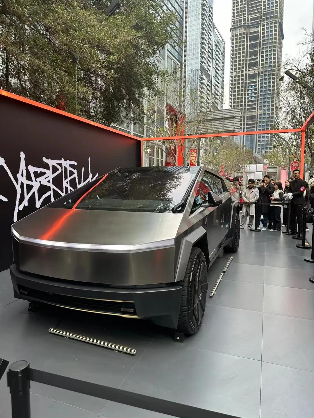 马斯克赛博皮卡
撞不烂，还防弹
国内就几台展示车