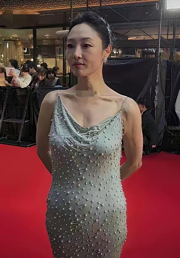 曾经的女神，真的老了，五官松弛了，身材臃肿了，小肚腩也出来了，你还能认出她是谁吗