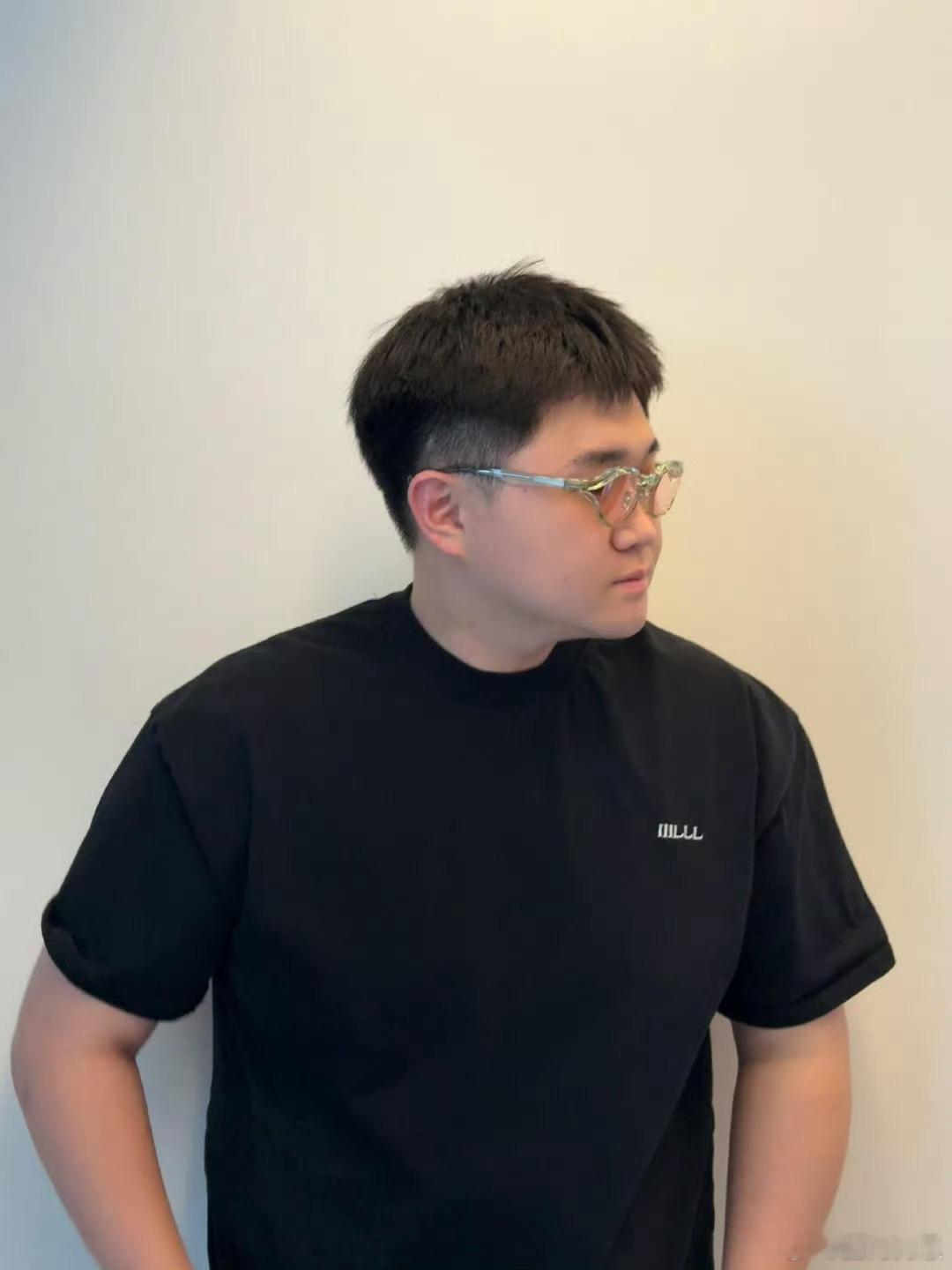 张百乔给皓瑞刷礼物张百乔是显眼包后援团长吧！音综直播狂刷礼物支持皓瑞，妹妹比赛他