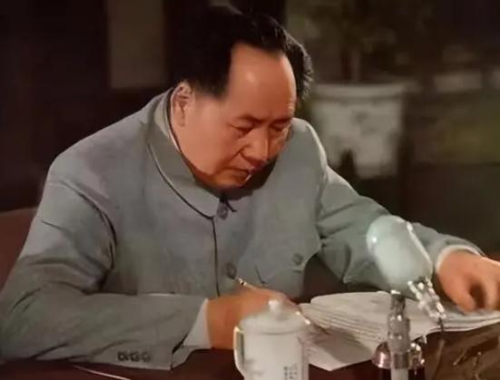 1957年，毛主席视察武汉，得知王盛荣只是建筑局里的一个副处长时，勃然大怒，当即