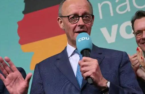 德国总理默茨在议会发表讲话，他说：“没有人威胁俄罗斯。不是北约，不是欧盟，不是德