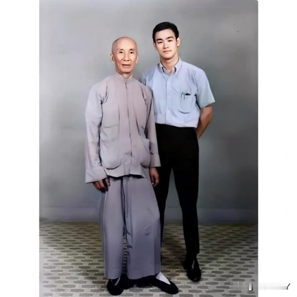 这张照片拍摄于1956年，一代宗师叶问与徒弟李小龙的珍贵合影，这并非演戏，也不是