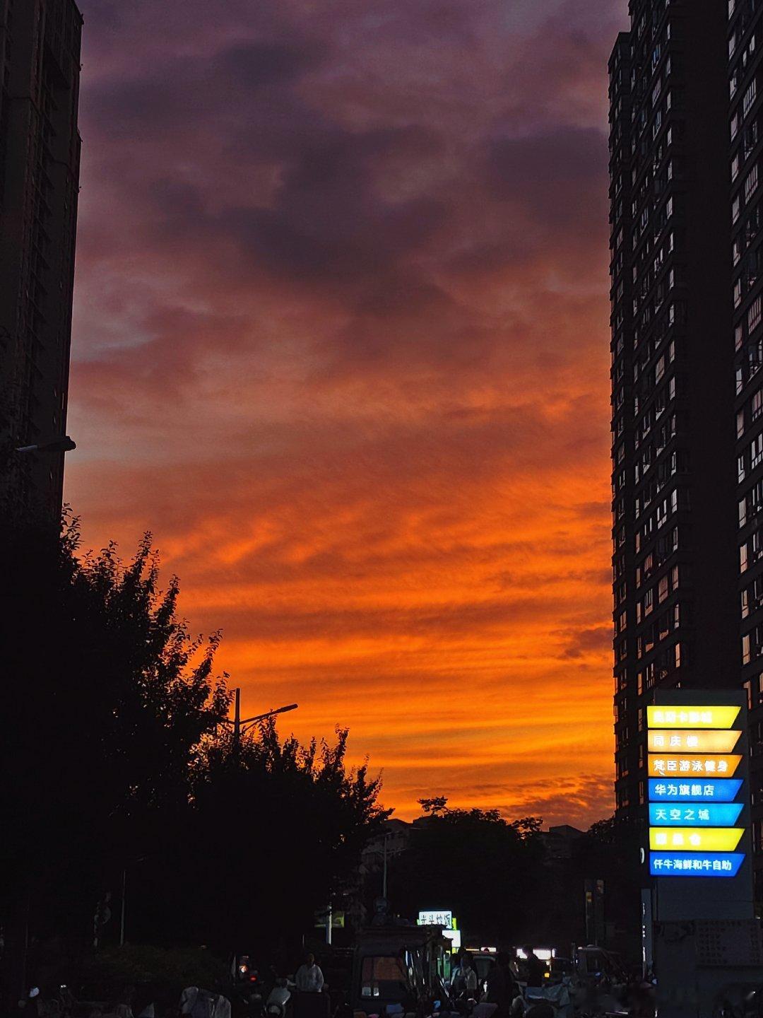 突然抬头 定格在黄昏的晚霞 🌇 