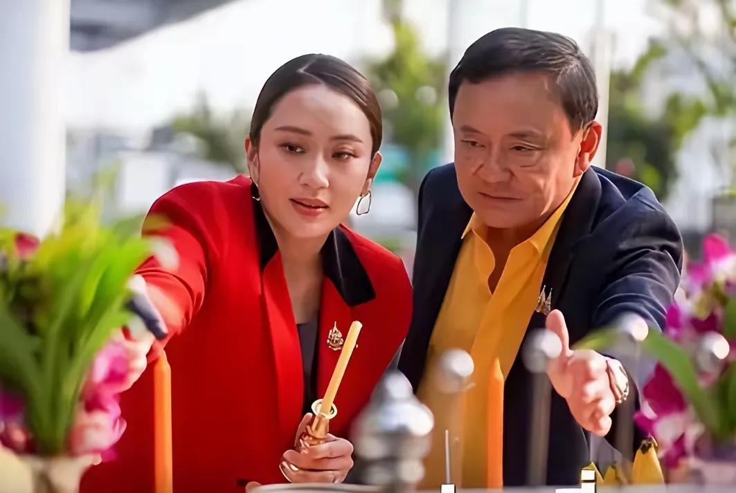 佩通坦经过柬埔寨的电话门事件，为什么还能重回泰国权力中心？
首先佩通坦丈夫是泰国