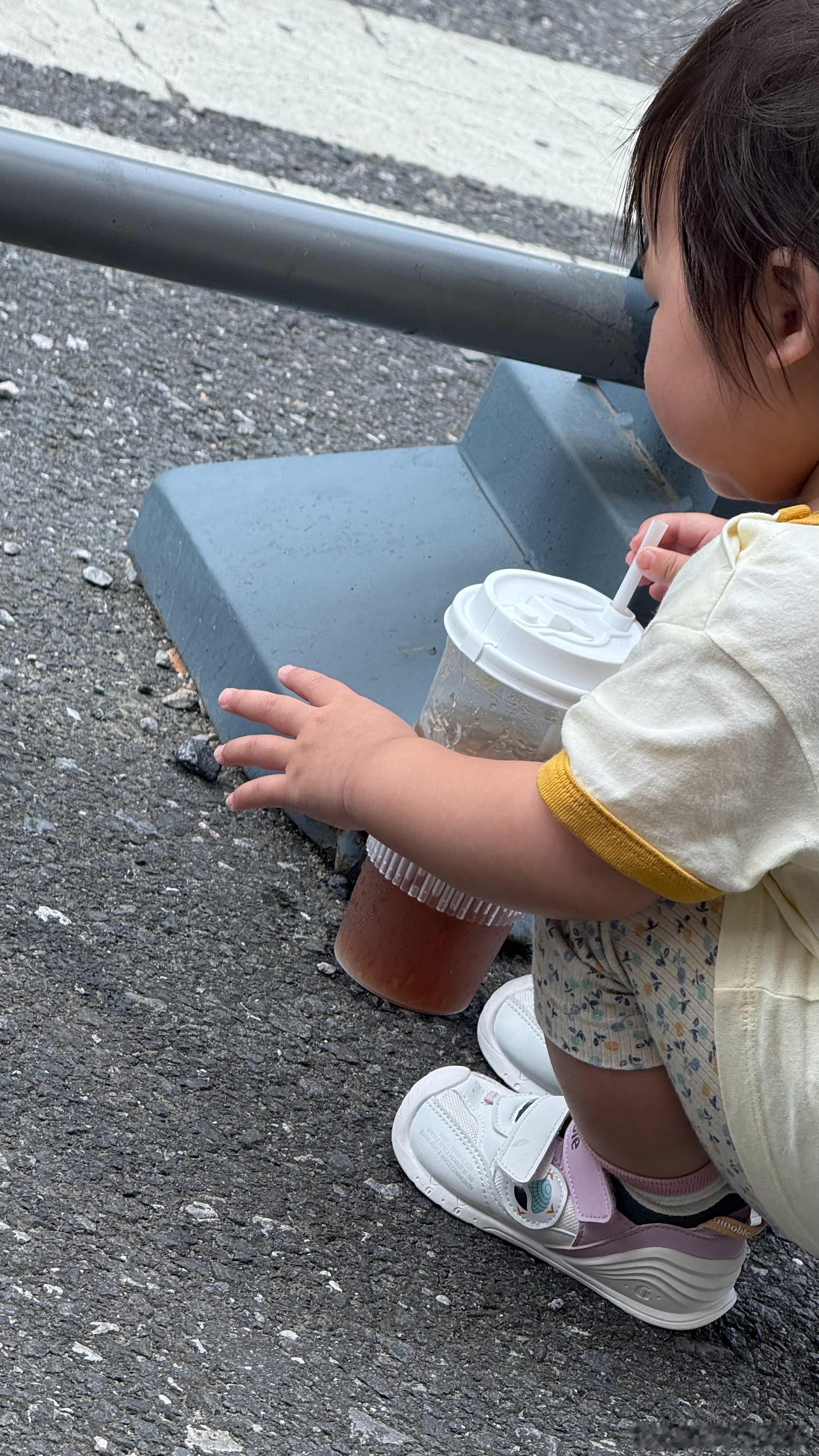 [流鼻血]笑死我了走着走着就突然方向一拐，就去找奶茶去了，说啥都听不到，只想把吸