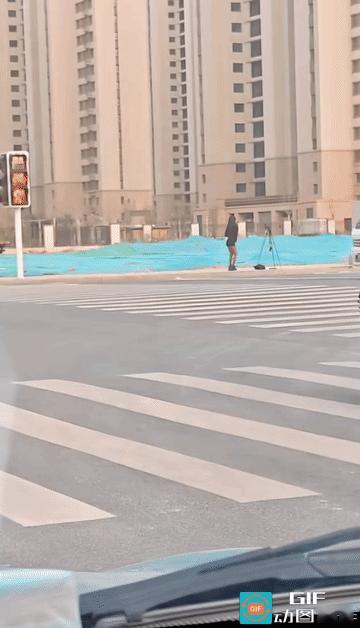 谁不是为碎银几两，在人间奔波辗转？
谁不是为一日三餐，拼尽全力扛起生活？
 
路