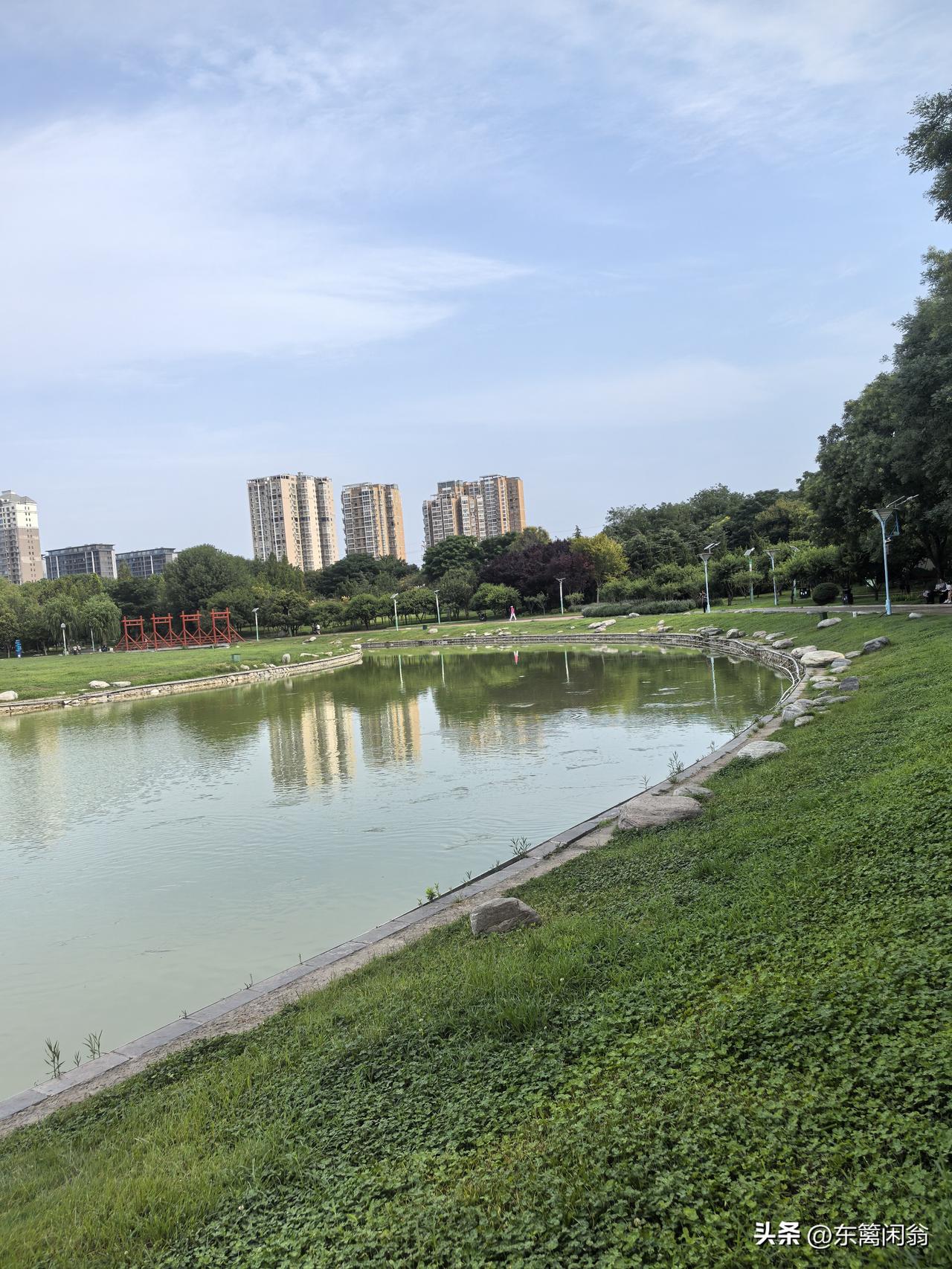 卜算子·中伏
            符进朝
暑浪漫郊原，林间蝉声袅。
阡陌农人