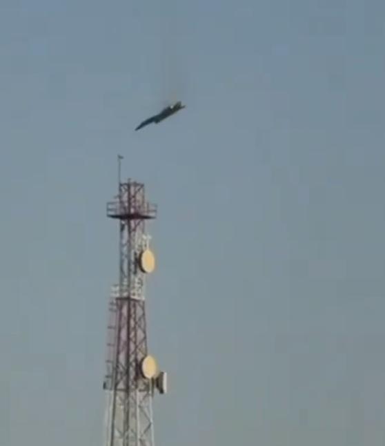 美军一架F-15E被击落，地面人群欢呼鼓掌，给白宫上了一课！


科威特沙漠的地