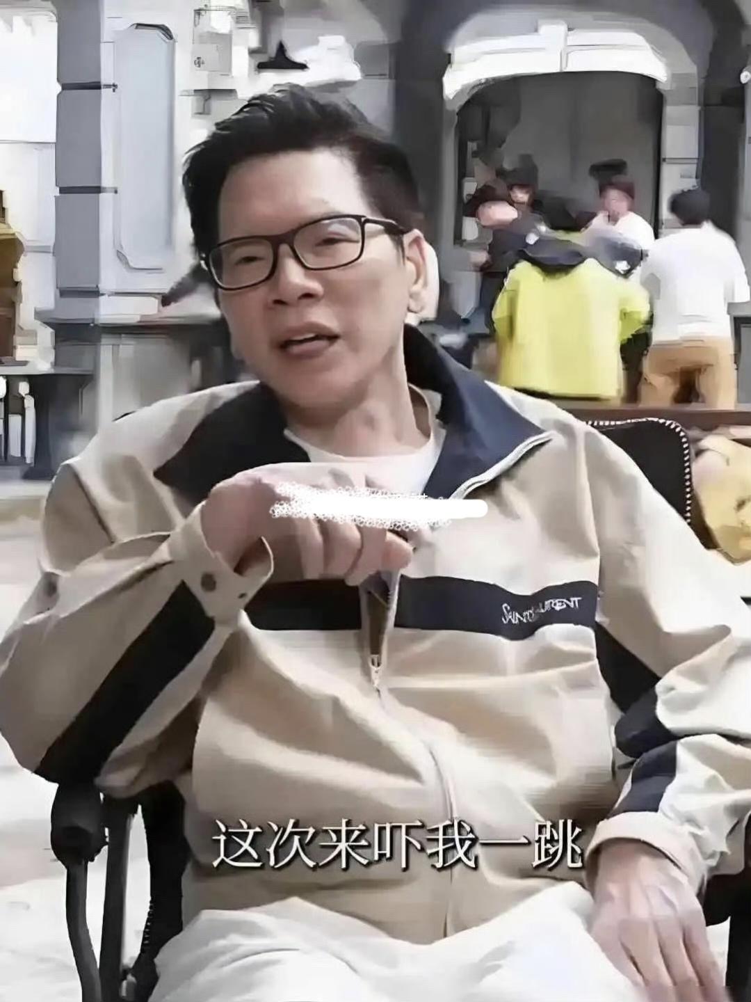 听说向佐拍短剧大获好评，向华强特意跑到横店去看儿子拍短剧。
之前外界还在调侃星二